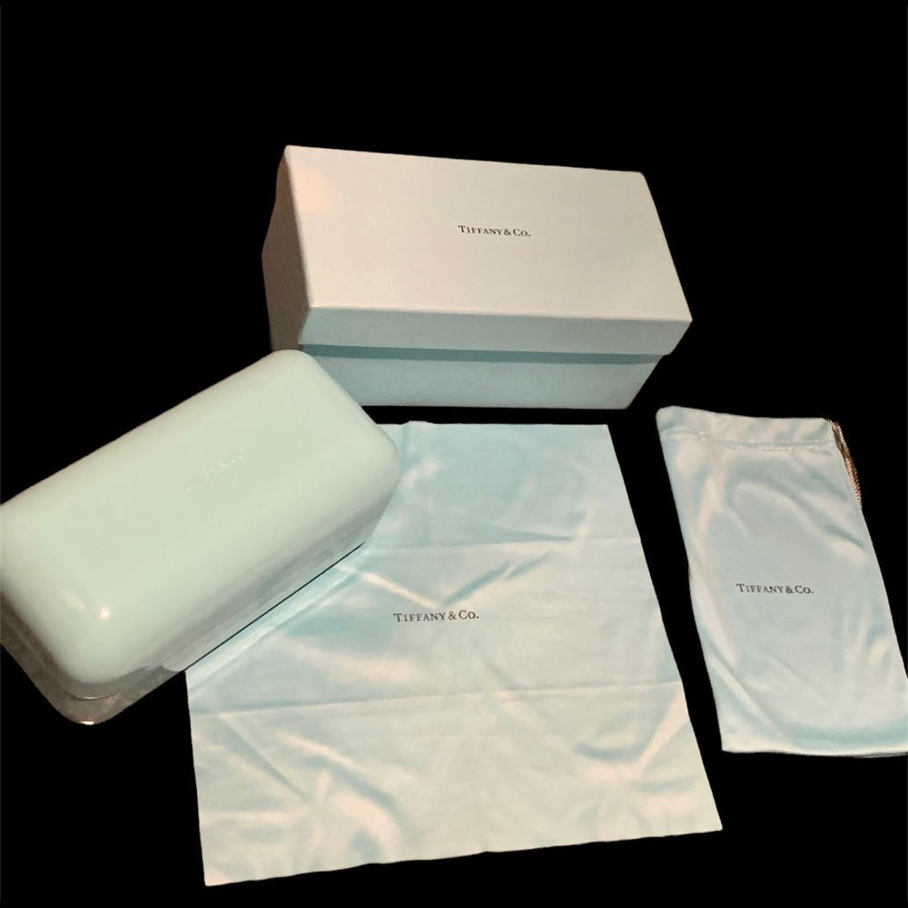 Tiffany large eyeglass case, box, protective cover, and sham cleaner. Tif blue❤️